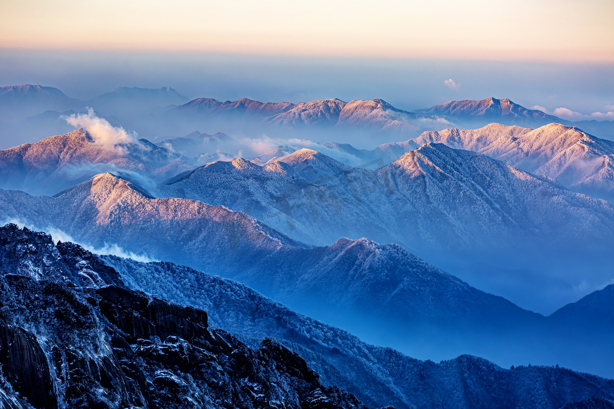 冬日旅行天亮雪山山区飘动摄影图配图图片