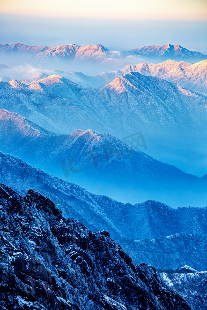 冬日旅行白昼雪山山区飘动摄影图配图图片