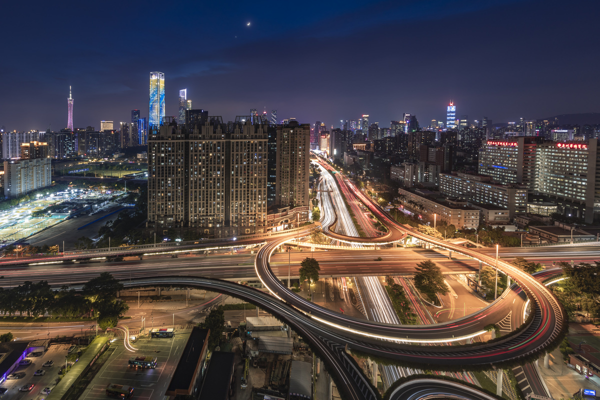 城市建筑车轨夜晚建筑楼顶拍摄摄影图配图图片