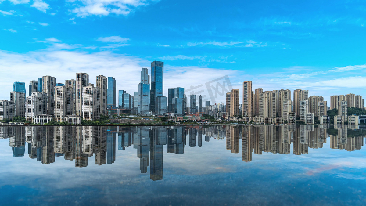 重庆高楼建筑天空之镜城市倒影图片