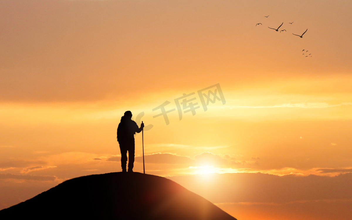 登山剪影夕阳人物合成无摄影图配图图片