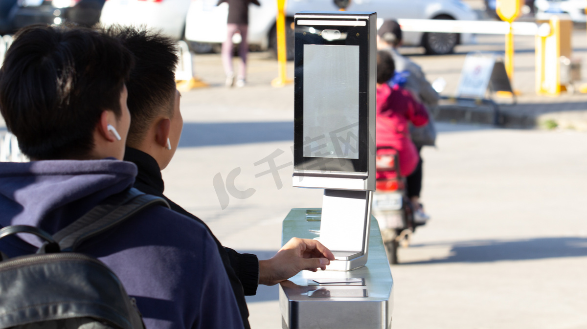 视频监控门卡刷卡智能摄影图配图图片