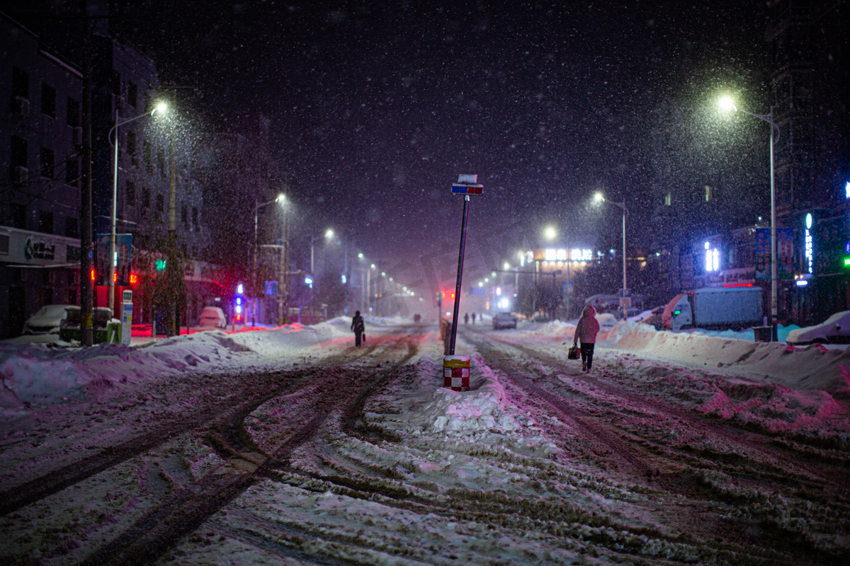 东北冬天街道马路上雪后摄影图配图图片