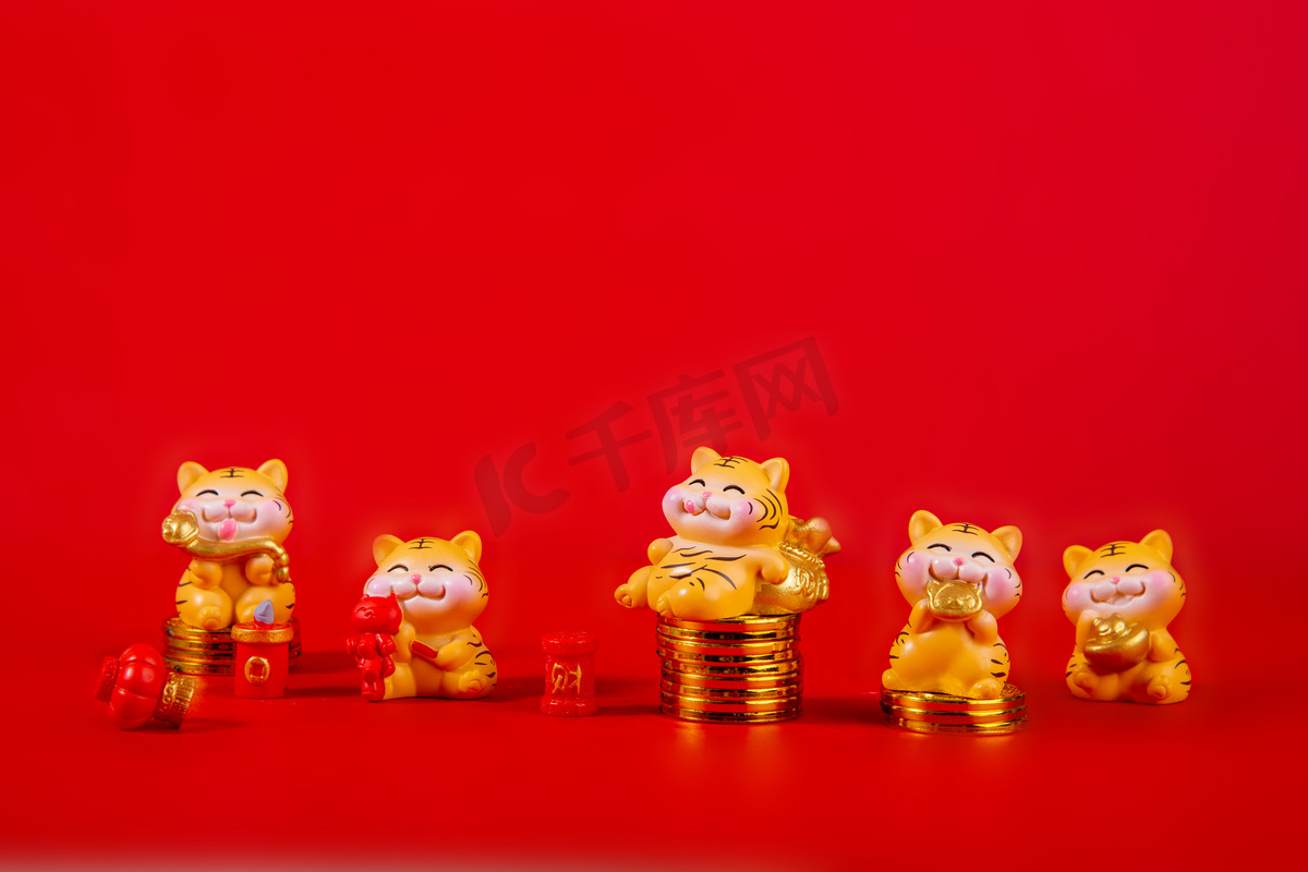 新年春节五个老虎摆件红色背景摆放摄影图配图图片