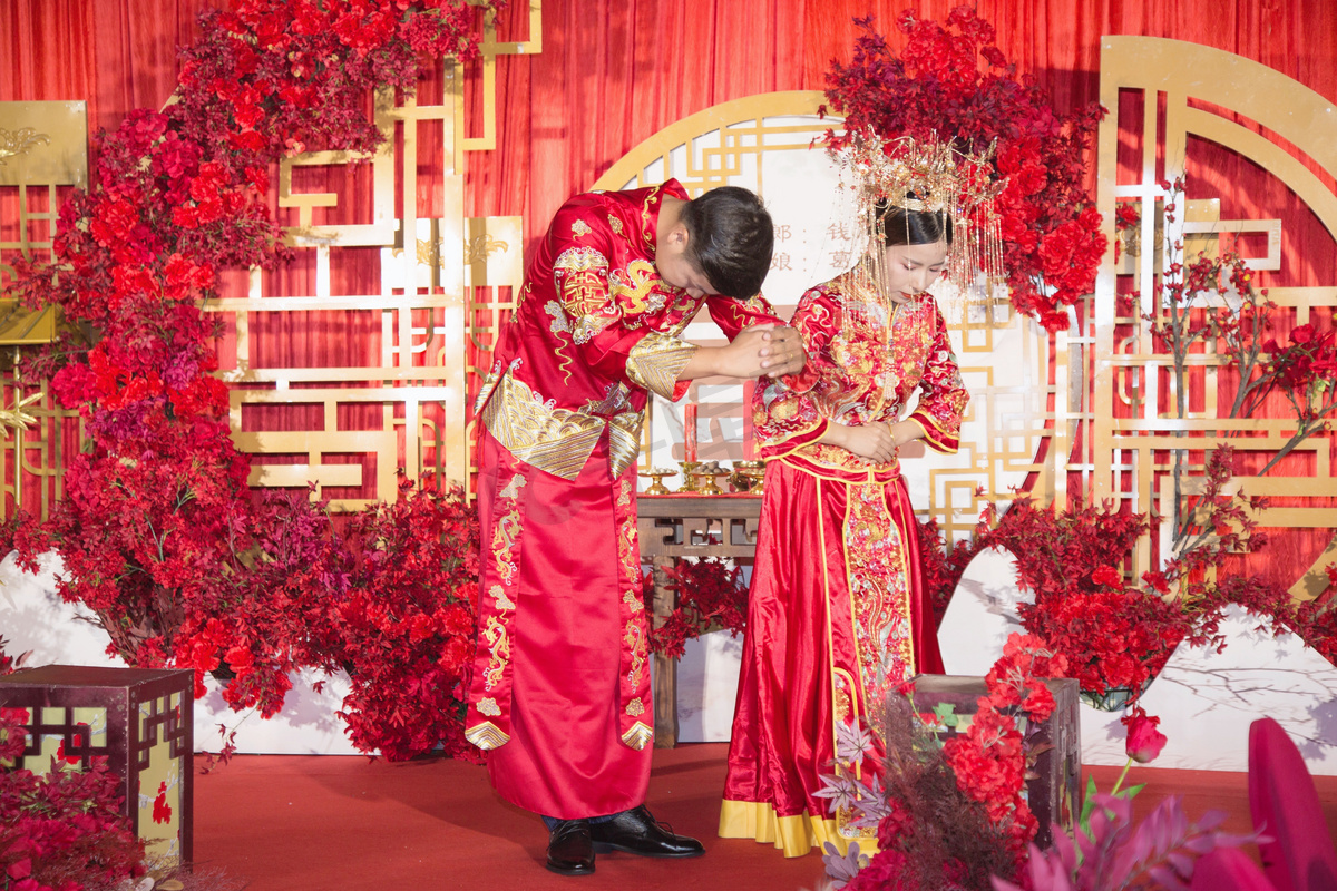 婚礼婚庆红色新娘新郎摄影图配图图片
