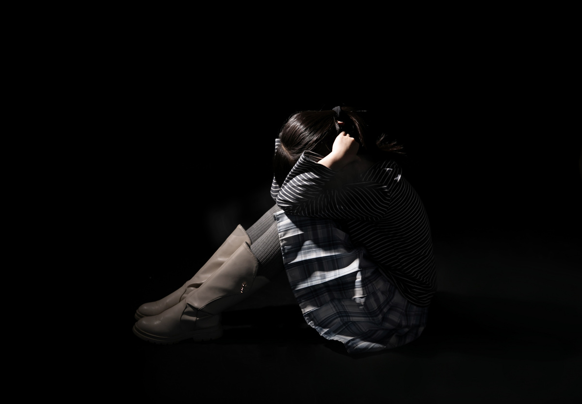 冷漠校园暴力人物孤独抑郁摄影图配图图片