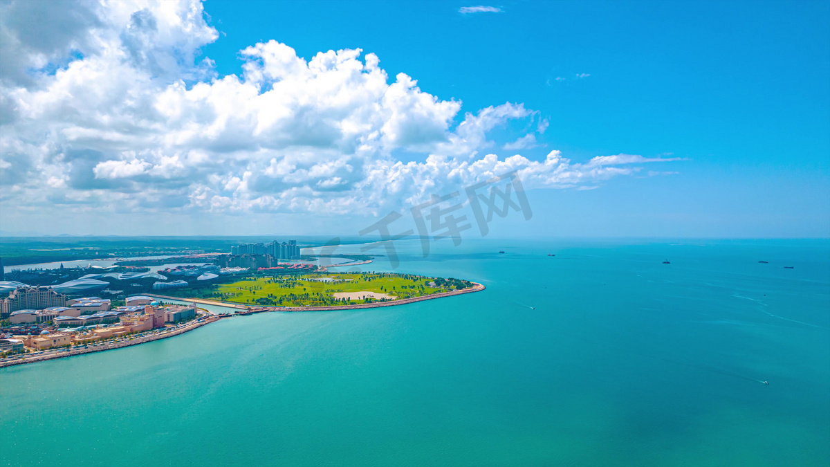 航拍蓝天大海海岛风光图片