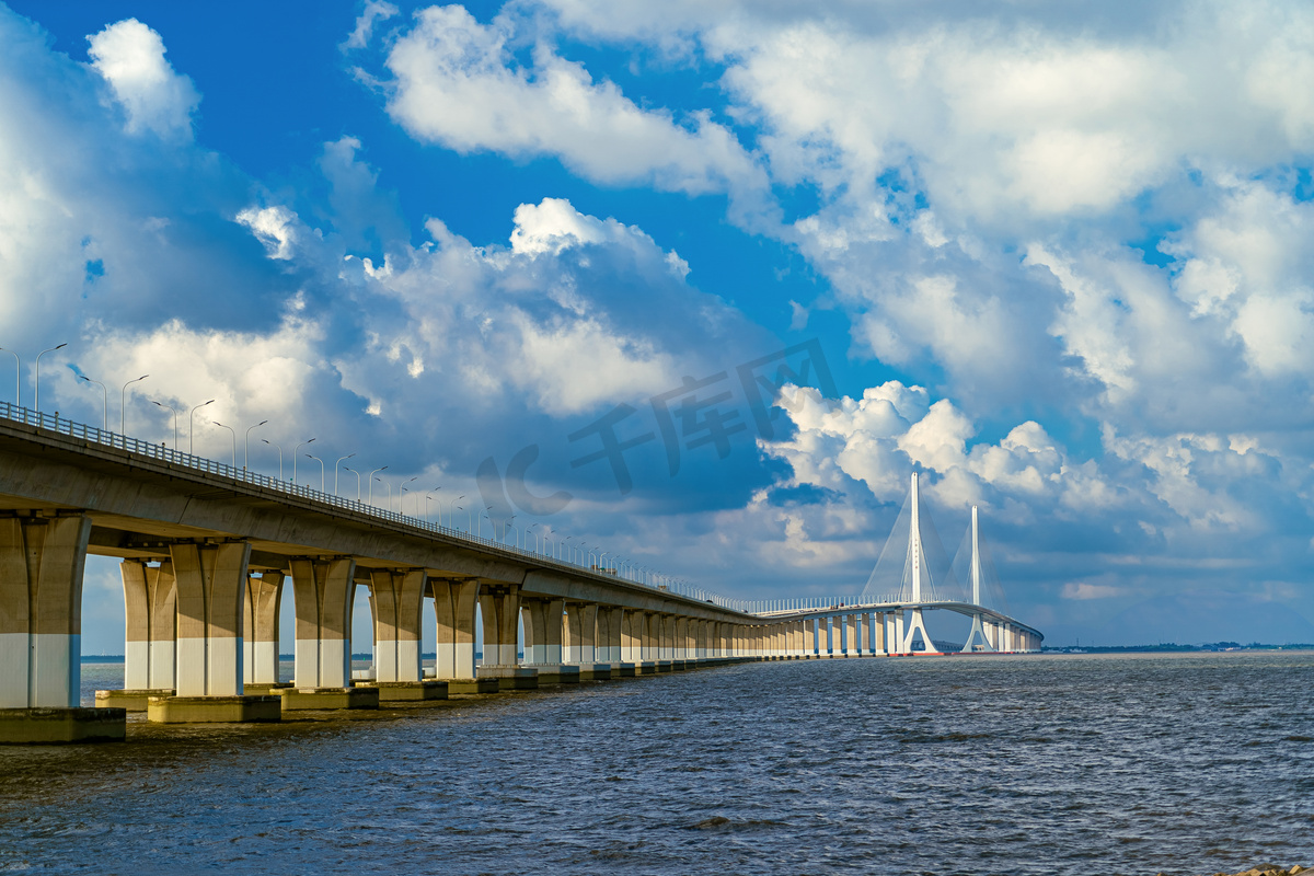 上海实拍长兴岛蓝天白云长江跨海大桥摄影图配图图片