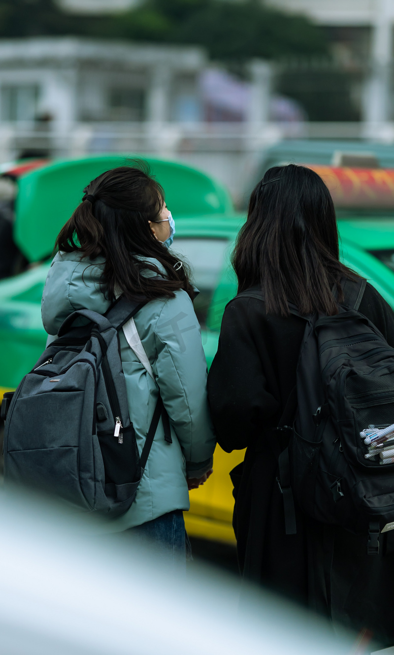 路边打车回家的女生背影摄影图配图图片