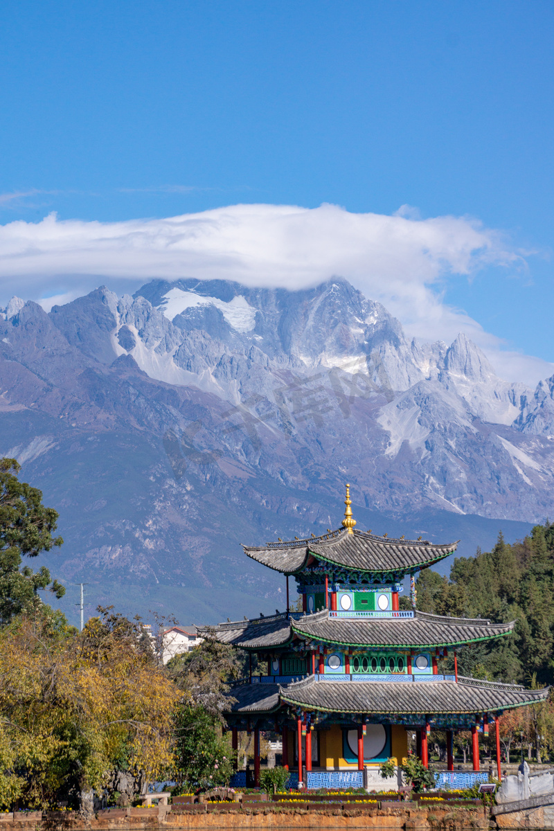 云南丽江古城黑龙潭公园的中式建筑和玉龙雪山摄影图配图图片