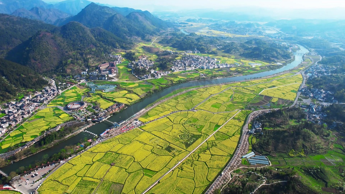 俯瞰贵州丘陵金海雪山田野乡村图片