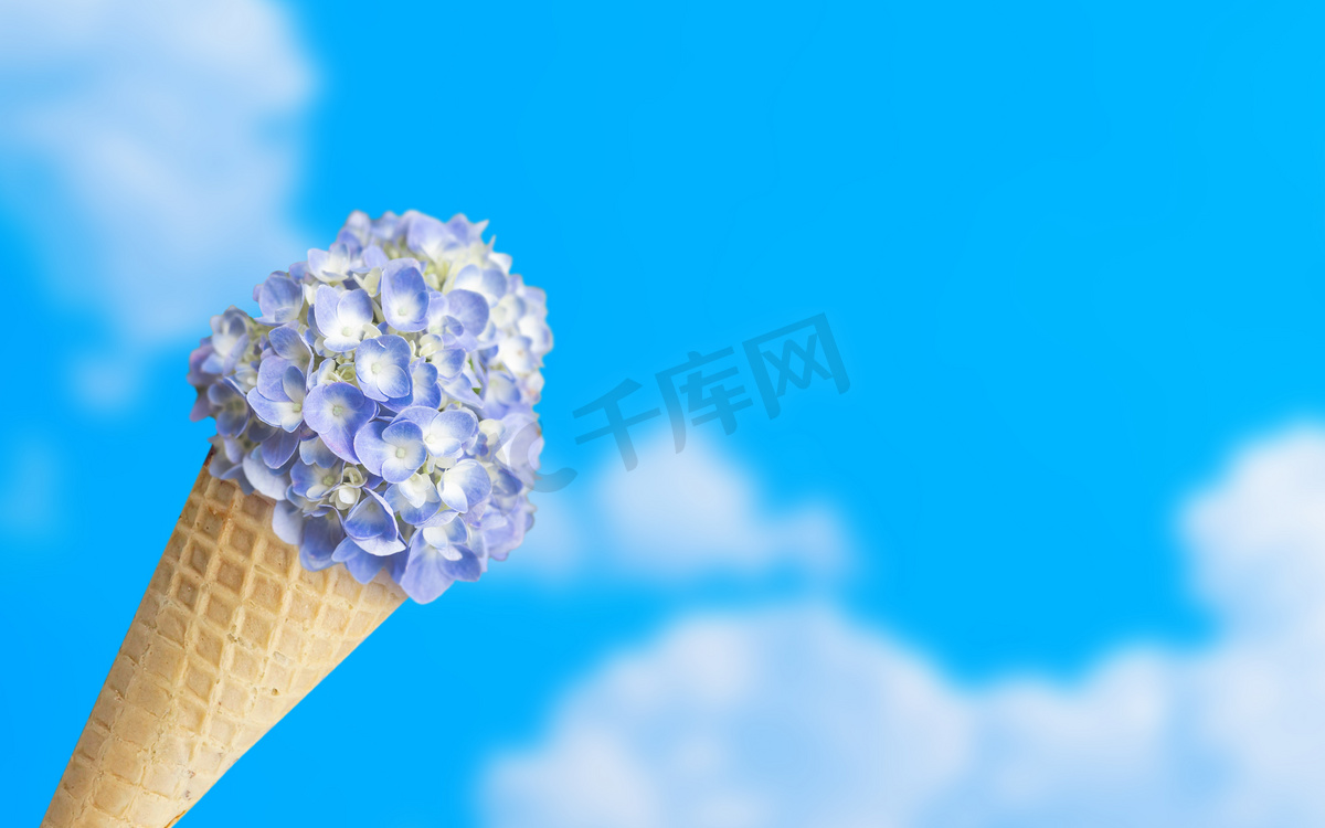 抽象蓝天冰淇淋广告摄影图配图图片