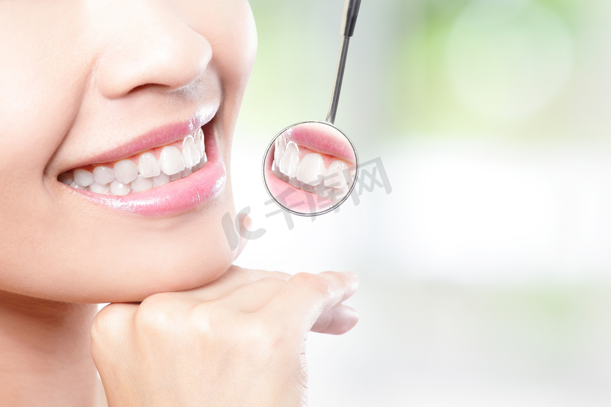 健康女人牙齿和牙医嘴镜像图片