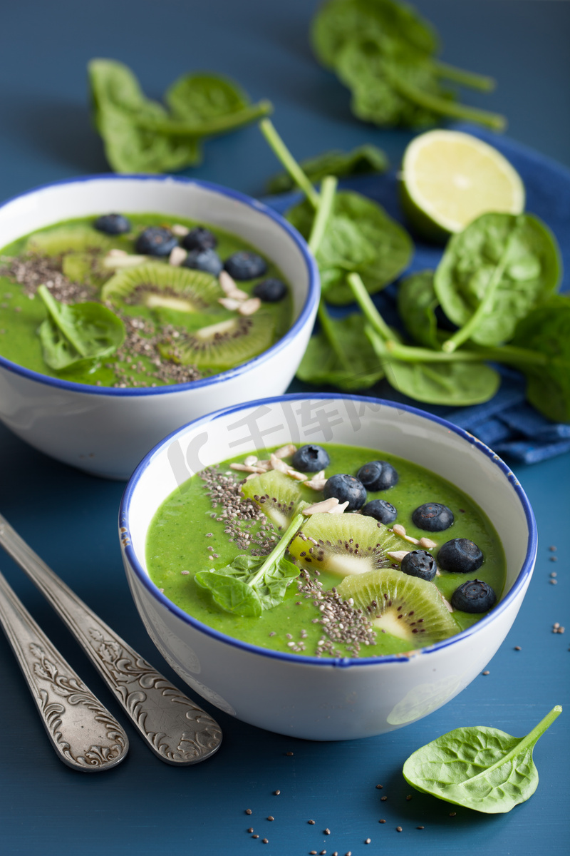 绿色的思慕雪碗菠菜猕猴桃蓝莓香蕉与正大种子图片