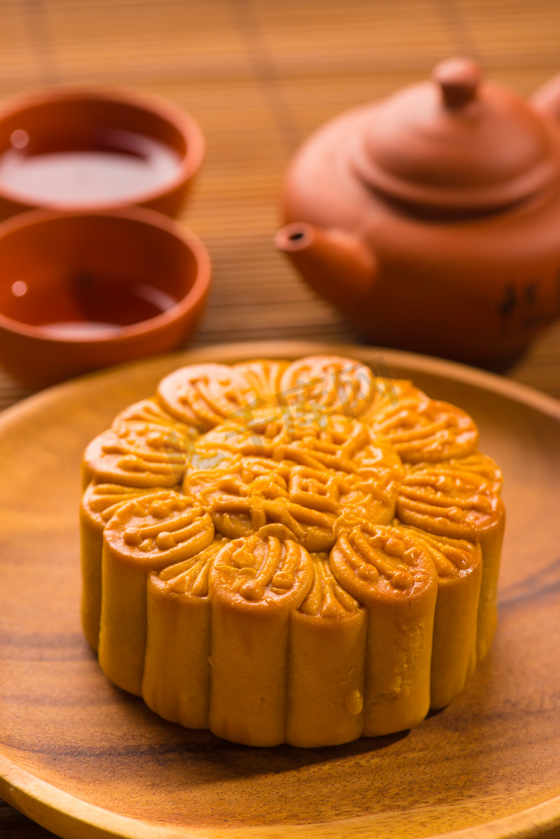 中国的月饼年年秋天的节日食品。中国一词图片