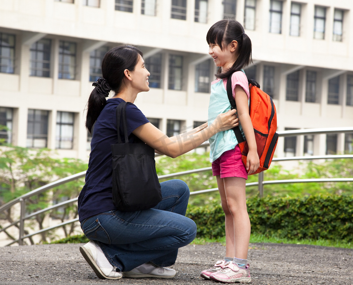 回 school.happy 亚洲母亲与女儿在学校图片