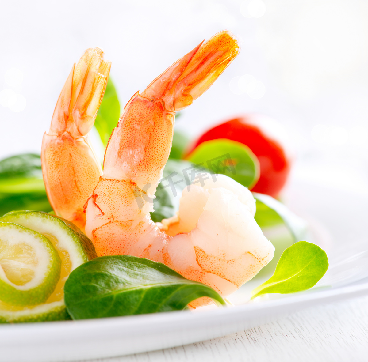 绿色蔬菜和西红柿制作的健康大虾沙拉图片
