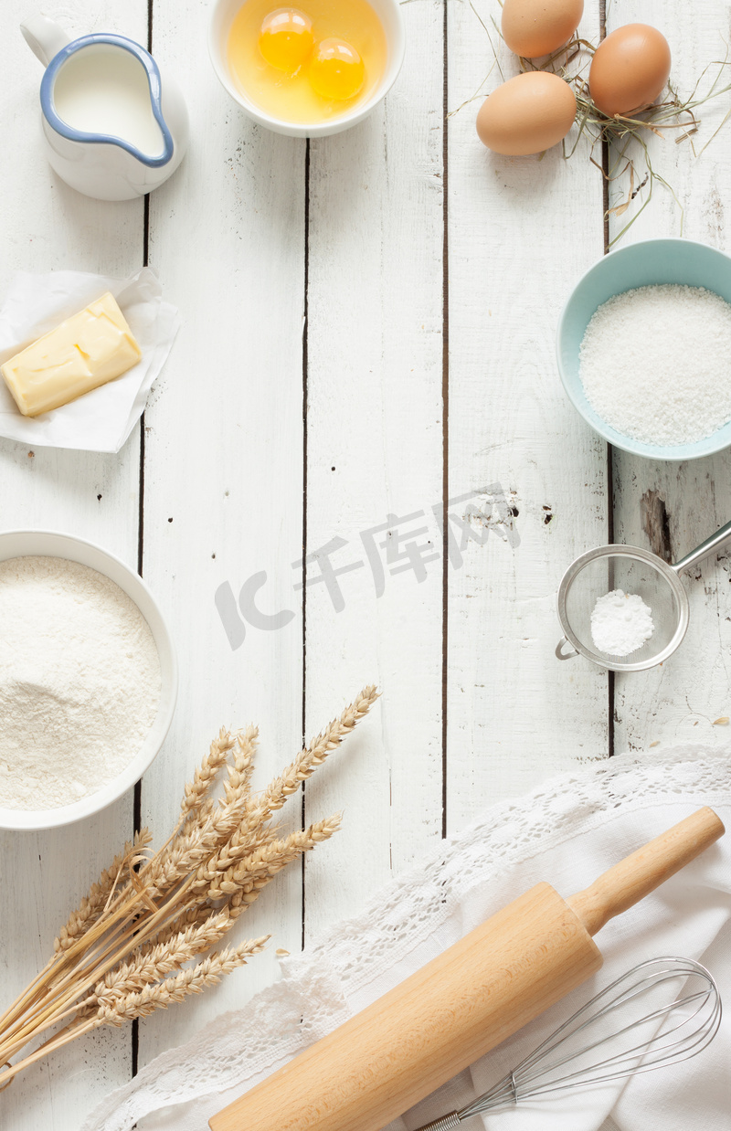 Rustic kitchen - dough recipe ingredients on white wood图片