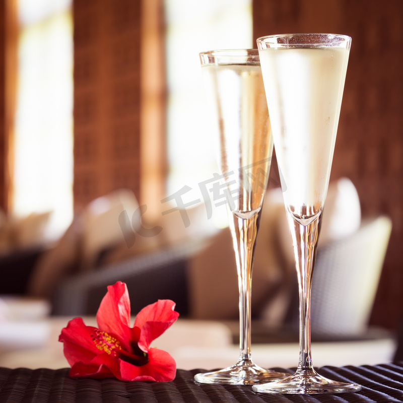 两杯香槟酒，在水疗中心朵红色的花。Spa ti图片