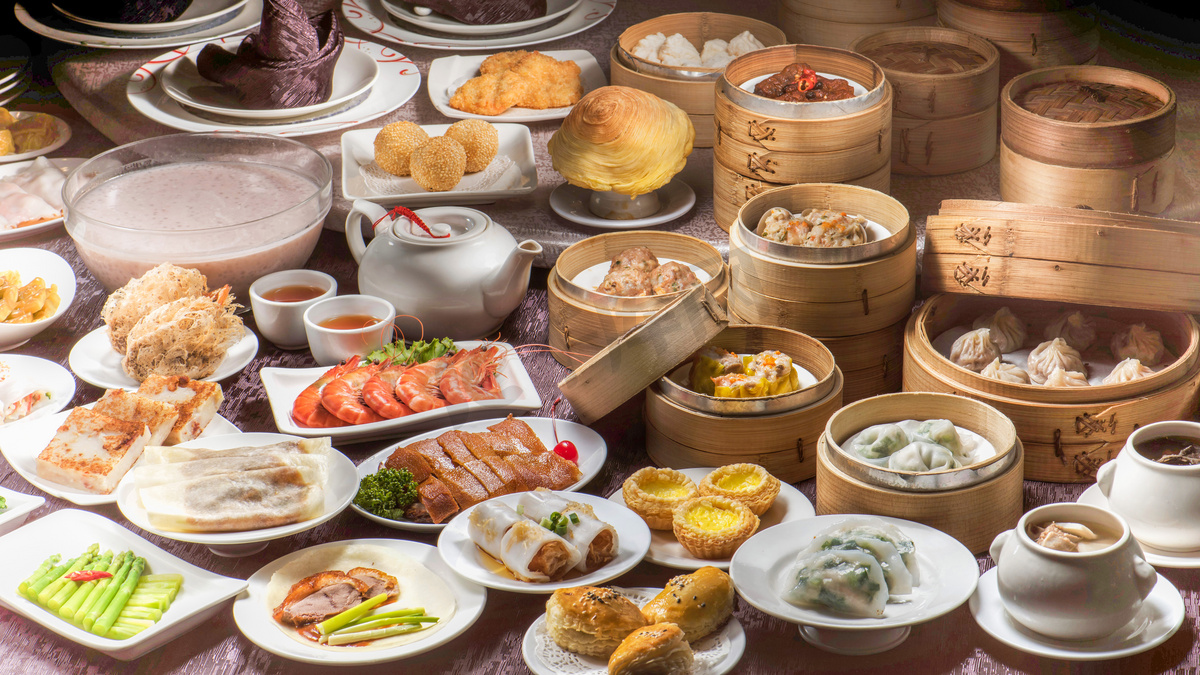 美食餐饮满桌的中式美食图片