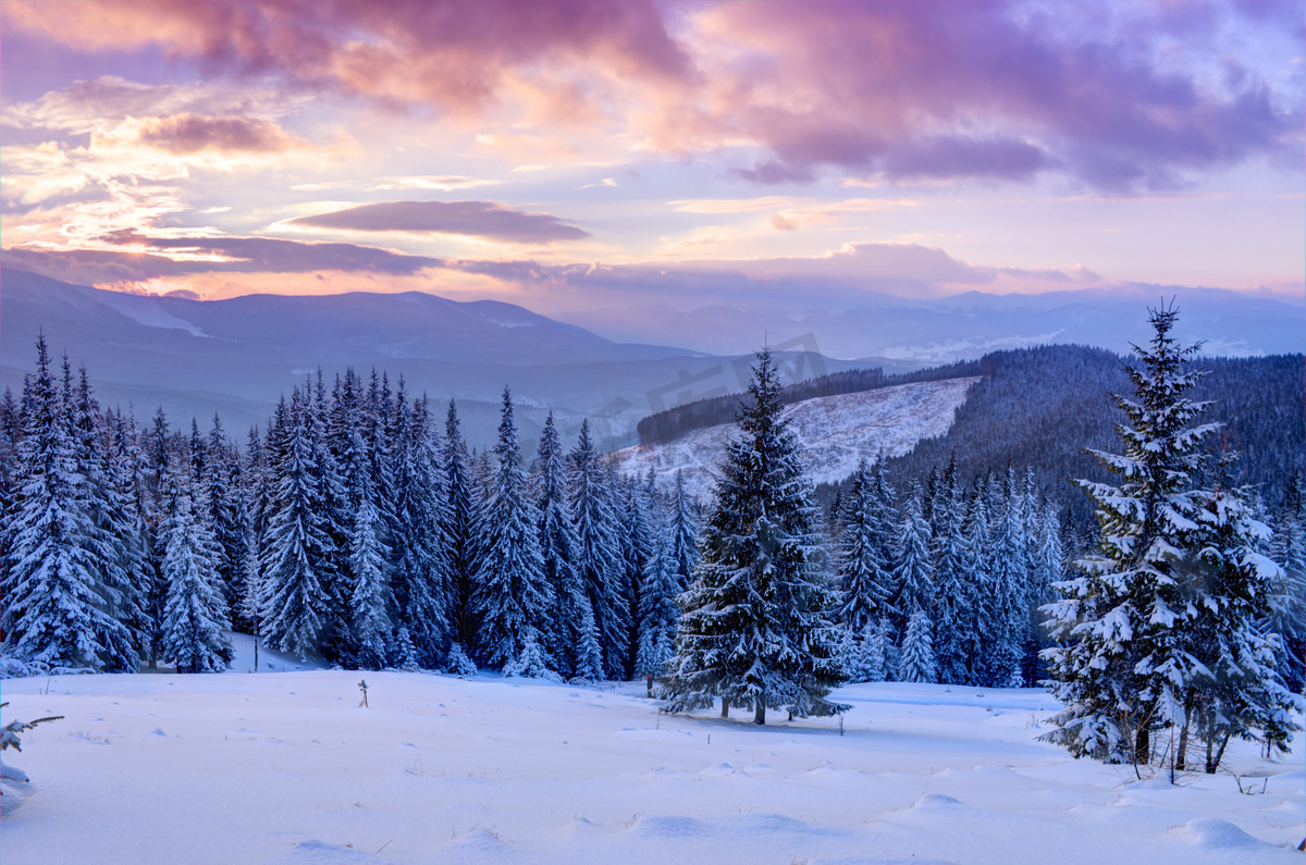 喀尔巴阡山脉的冬天山上日出图片