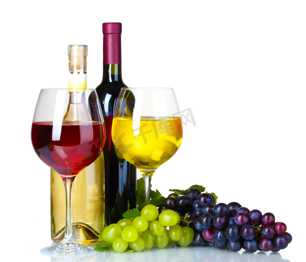 成熟的葡萄、 葡萄酒玻璃和瓶红酒图片