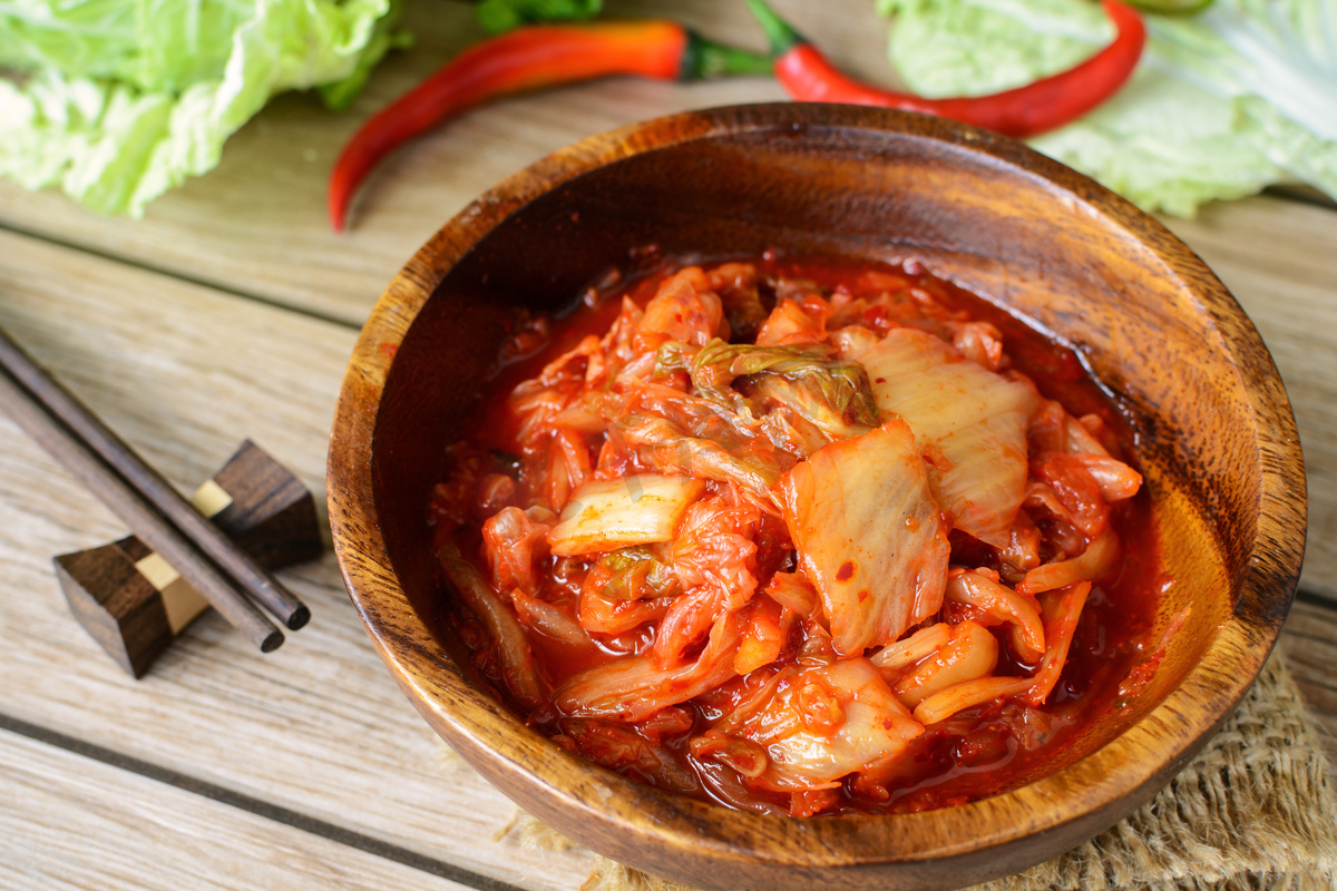 泡菜用筷子在木桌前，朝鲜族传统食品图片
