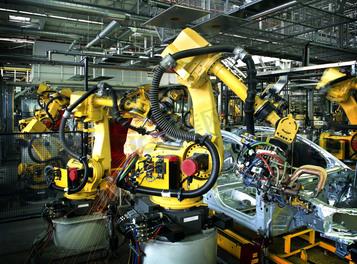 焊接机器人在汽车制造厂图片