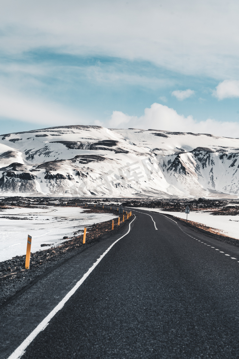 透视蜿蜒的路在冰岛以雪山背景在多云的天秋天季节冰岛.图片