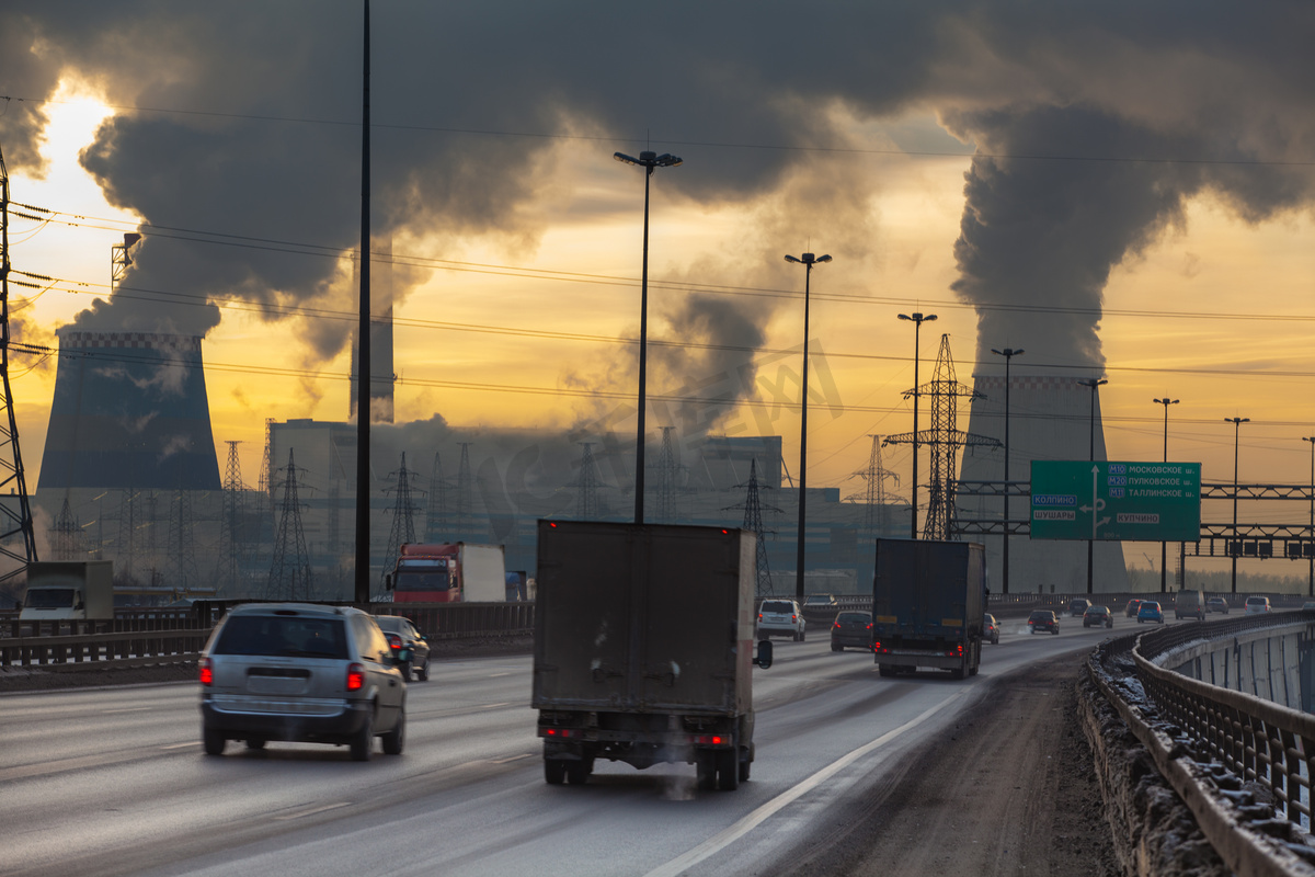 圣彼得堡市灵韦与汽车和空气污染的热发电植物在圣彼得斯堡图片