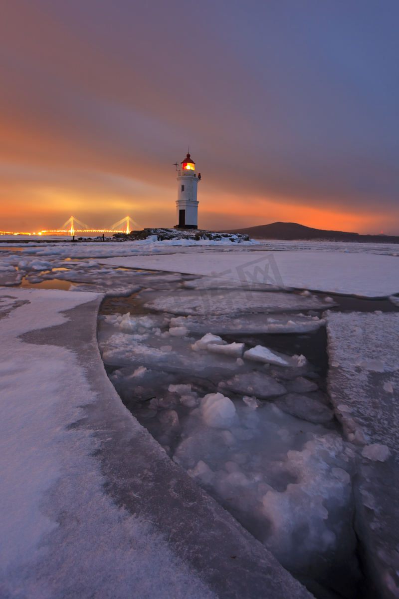 与视图的灯塔、 冰的海、 康尼冬季景观图片