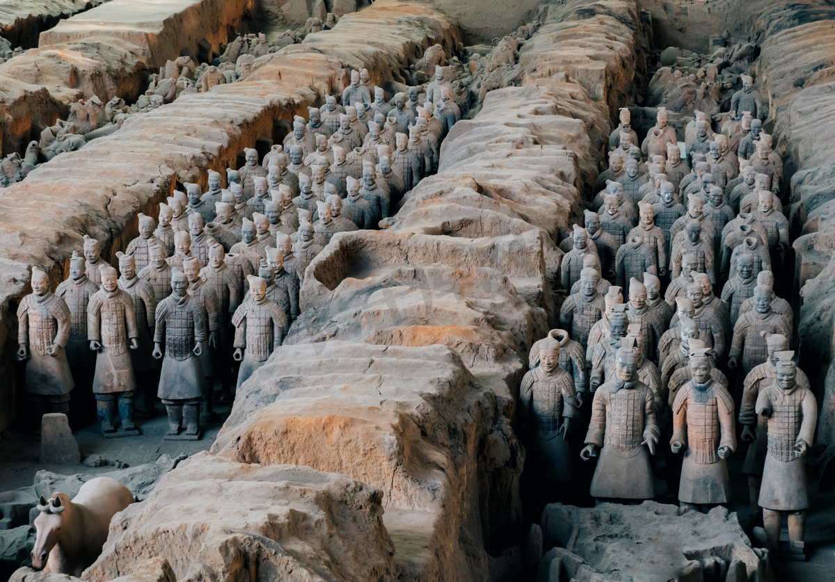士兵的兵马俑雕塑集团在西安，中国图片