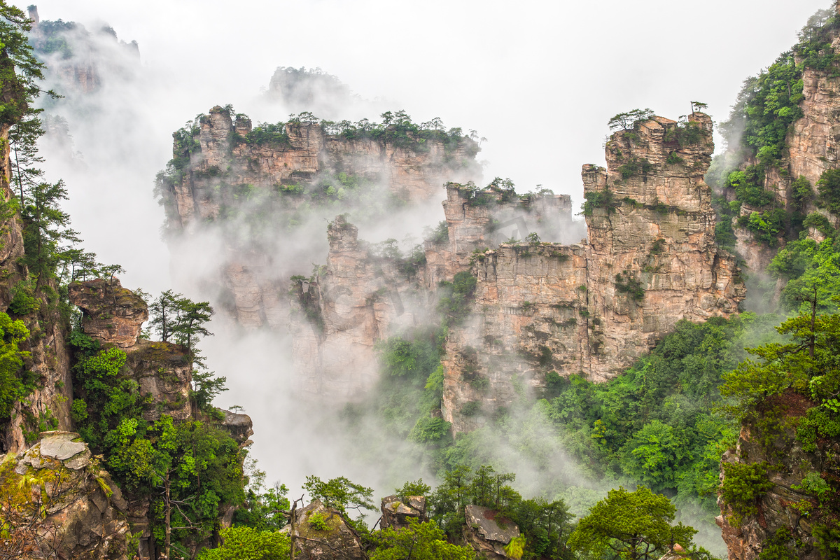 朦胧的陡峭山的山峰 — — 张家界国家公园中国图片