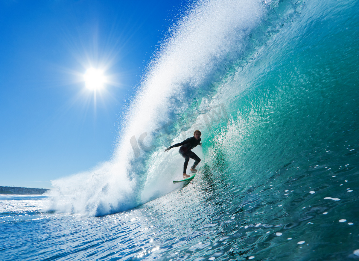夏天蓝色的海洋波浪冲浪者图片