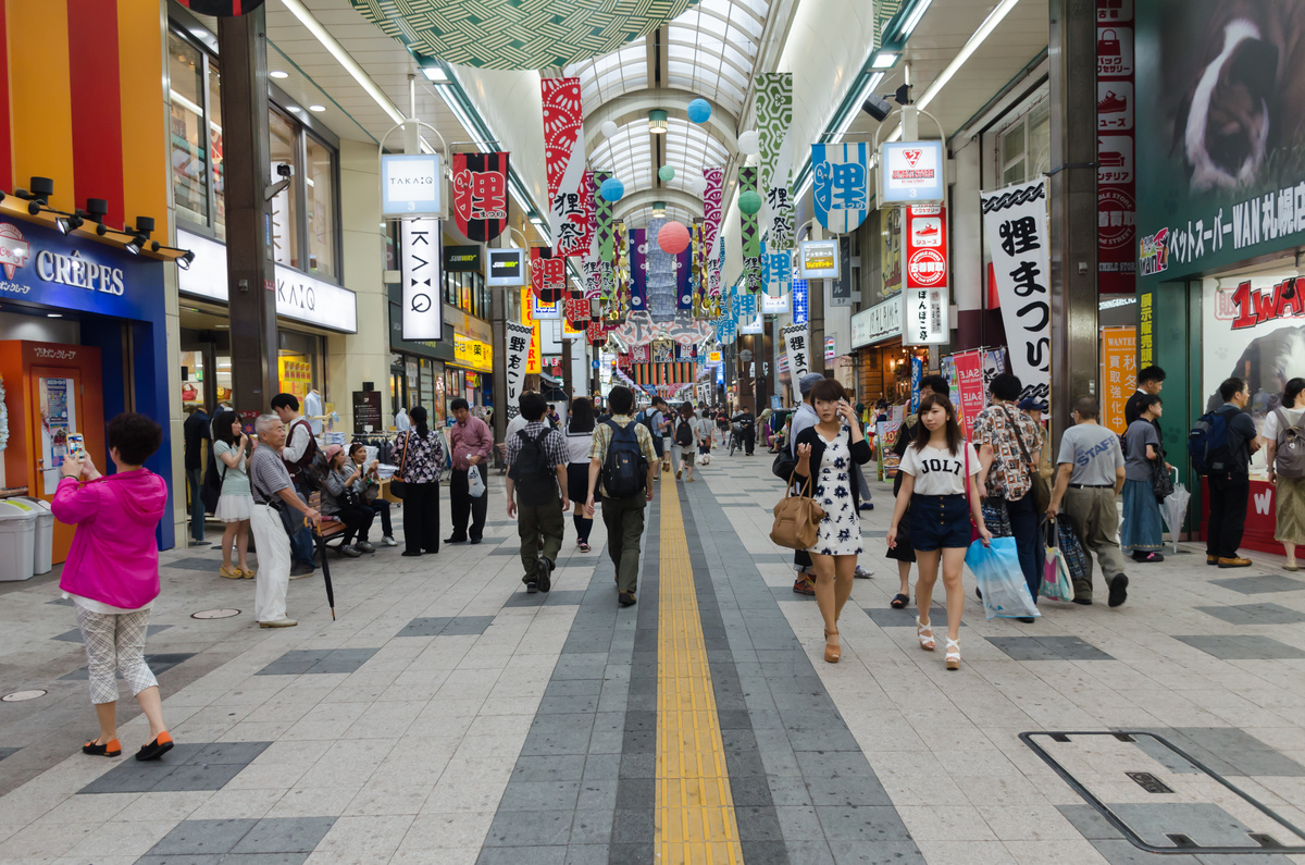 人们在步行街在札幌图片