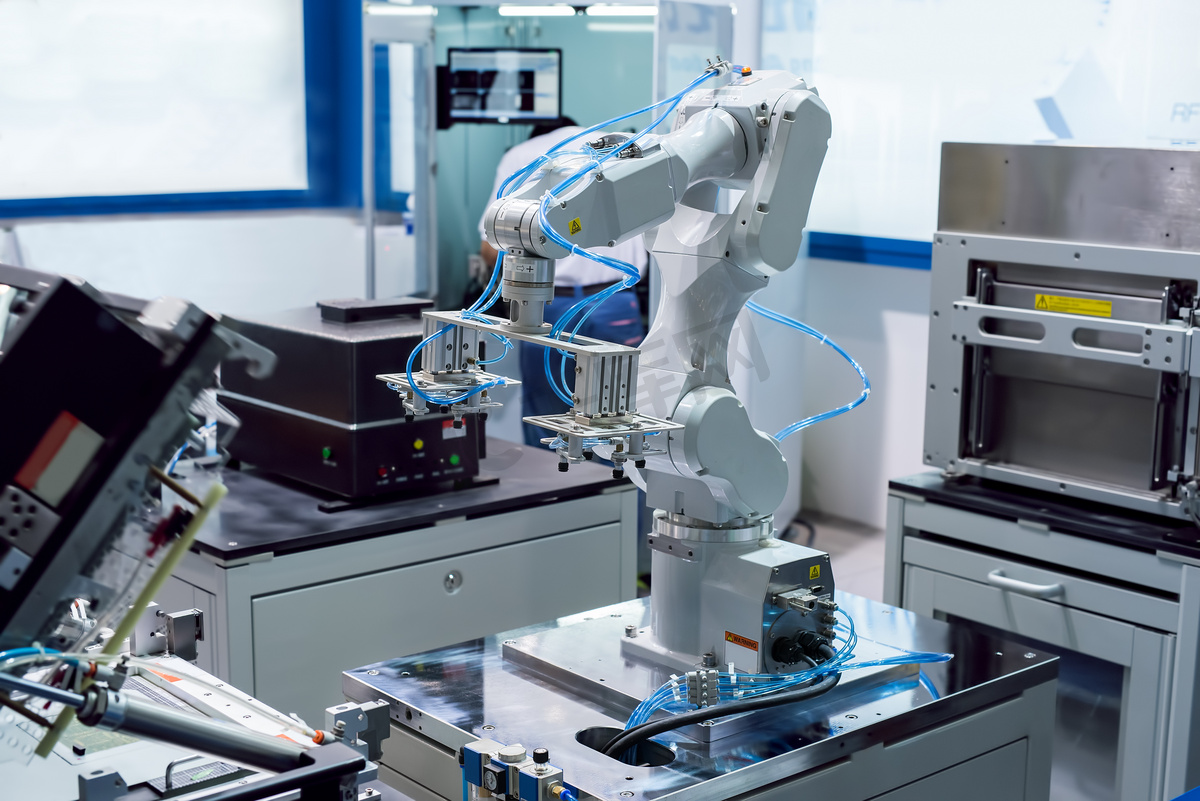 机器人在机床工作工业制造厂图片