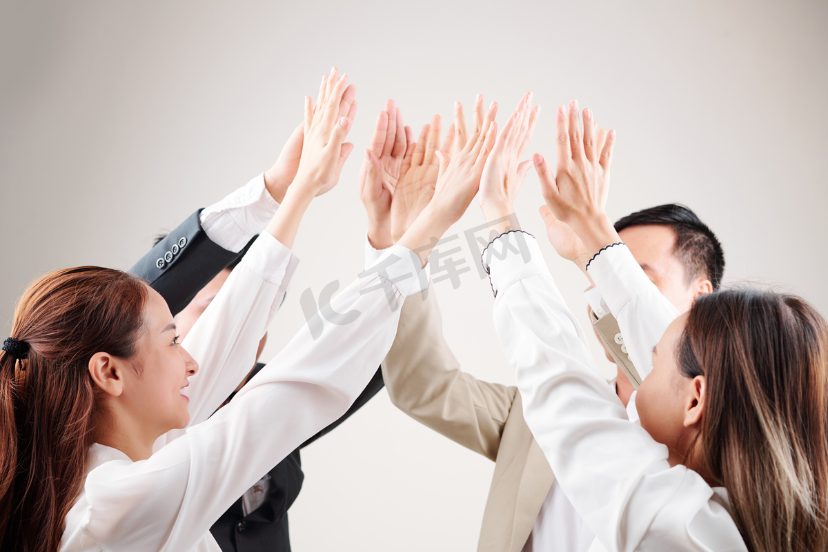 商务团队一群亚洲商界人士举起双臂互相庆祝自己的成功图片
