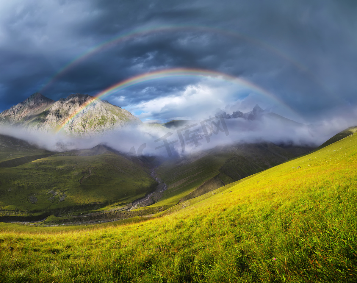 风景在山谷中的彩虹图片