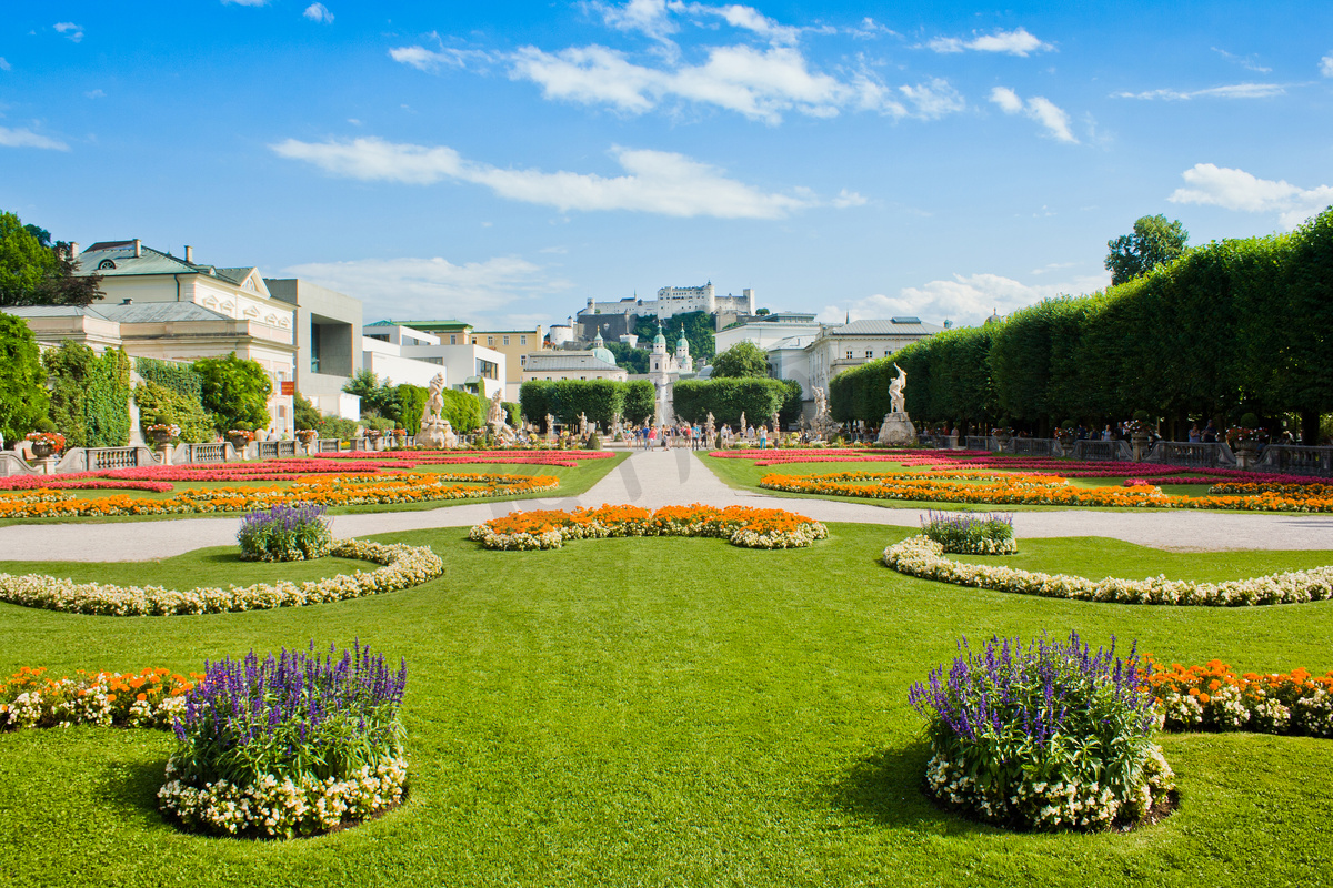米拉贝尔花园与堡垒中的背景在萨尔茨堡，奥地利的萨尔斯堡要塞图片