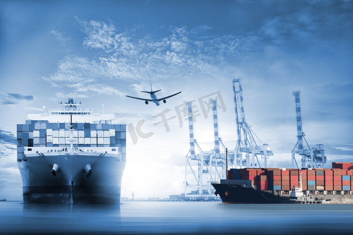 物流和运输的国际集装箱船舶和货物货机在海洋在黄昏的天空图片
