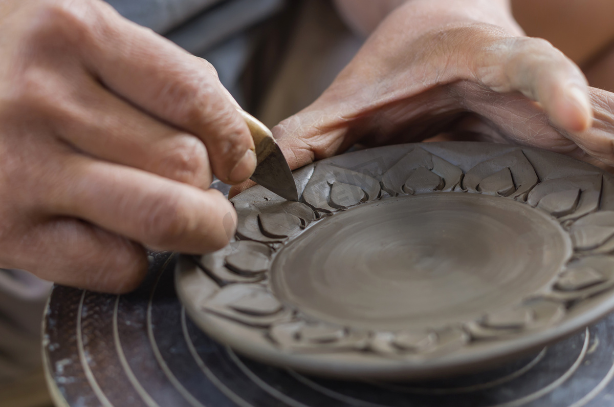 雕刻粘土制作陶器图片