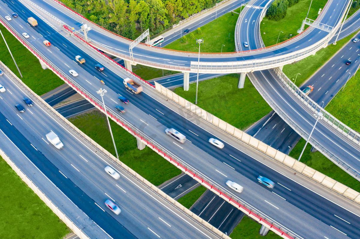 菲威 道路交叉口。 从上面看快车道. 道路建筑。 道路建设。 高速公路。 汽车在高速车道上行驶. 高速公路顶视图。 从鸟瞰看汽车的车道.图片