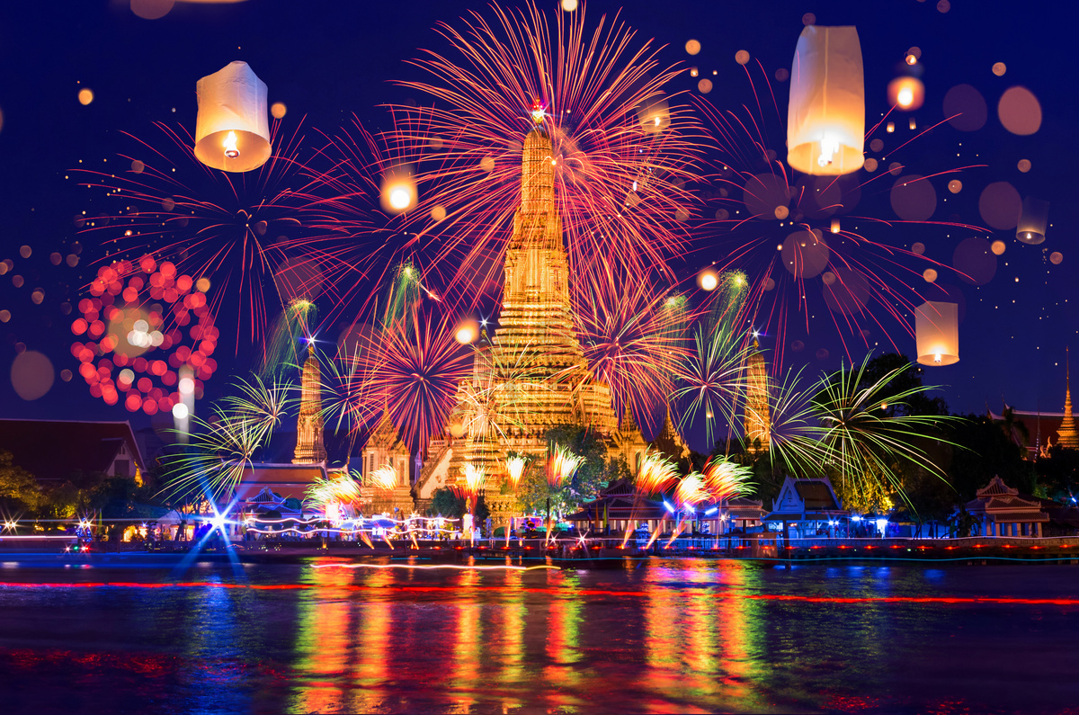 曼谷新年快乐新年倒计时烟花和灯笼在黎明寺, 泰国曼谷.图片