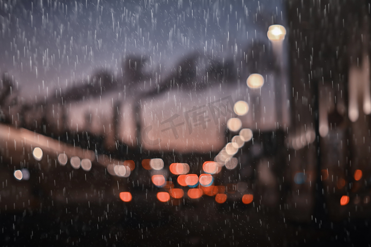 雨中的城市交通车辆，夜景城市，交通灯的流动，抽象的秋天背景图片