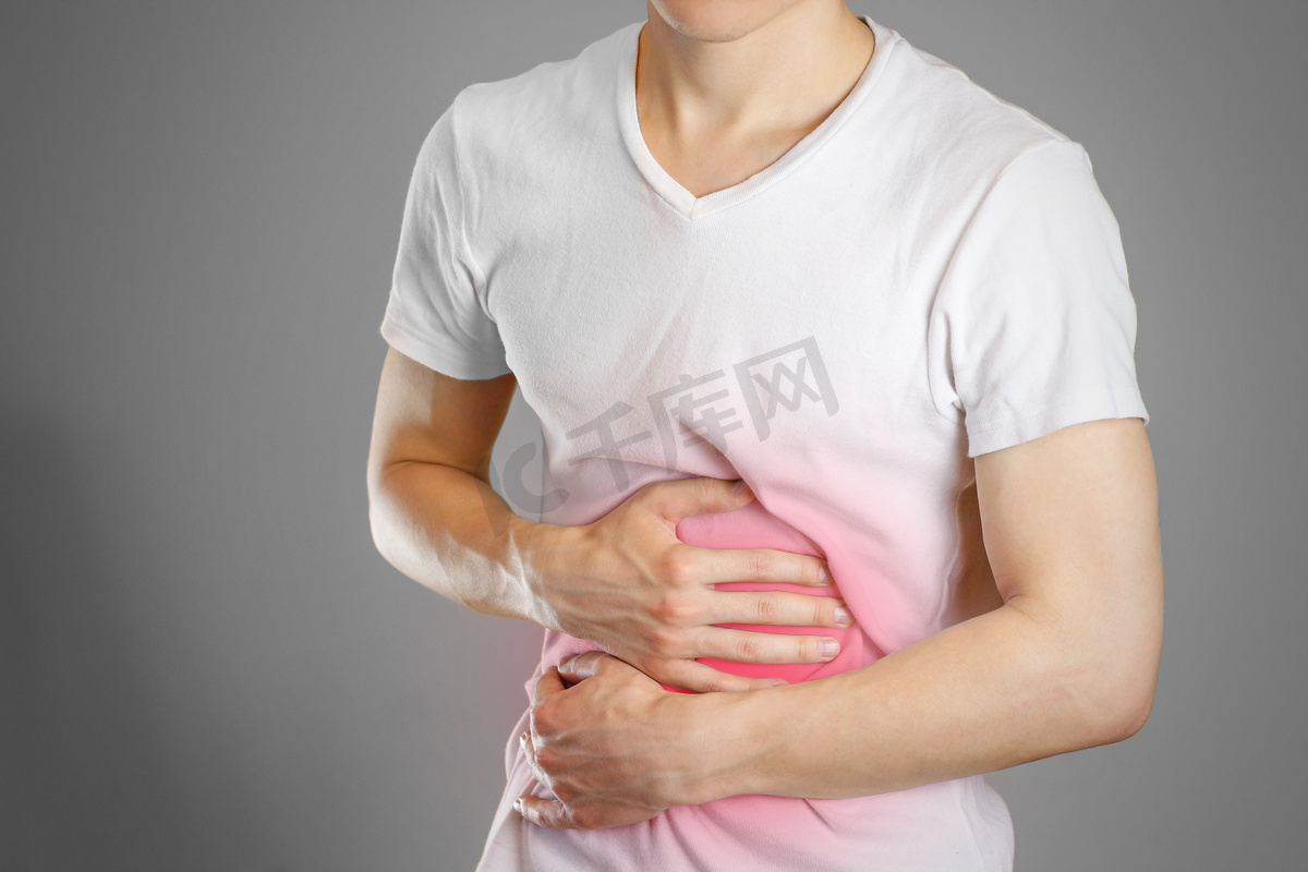 一个人拥有的胃在他的胸部疼痛胃灼热气孔图片