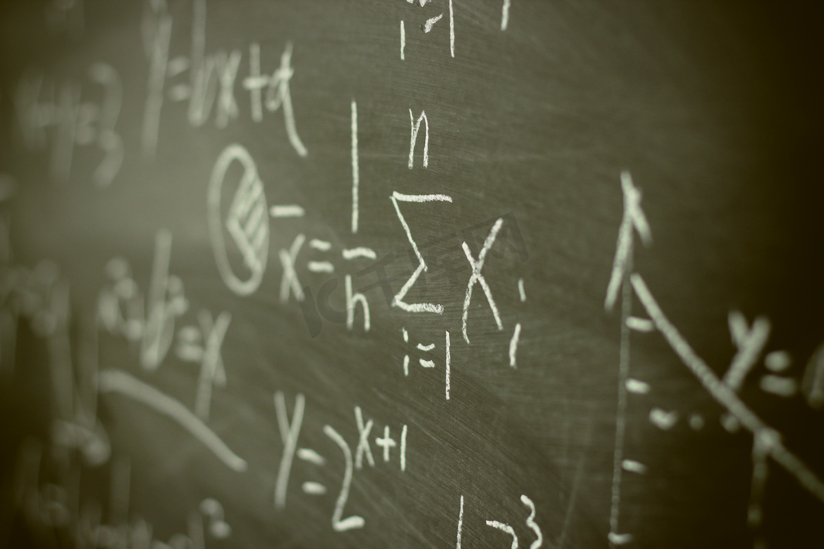 在黑板背景的数学公式图片