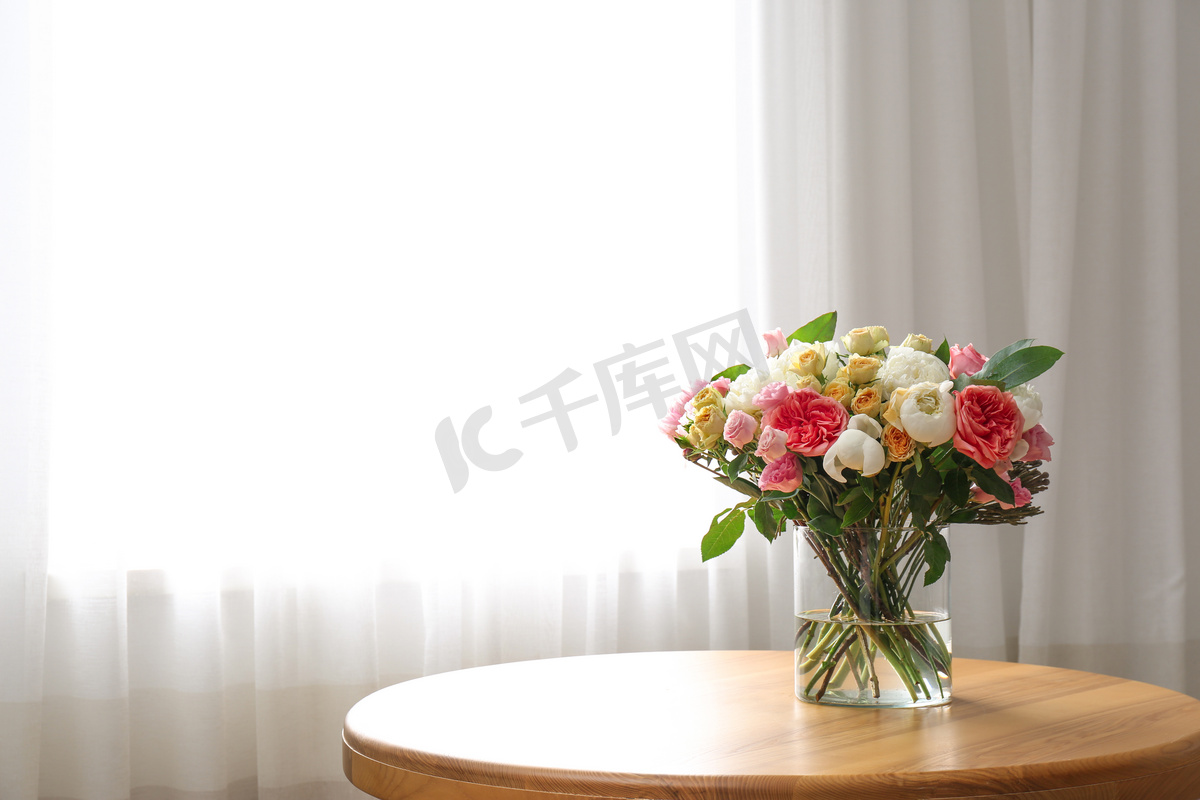 七夕家里窗边的桌子上摆了一束美丽的花束。文本空间图片