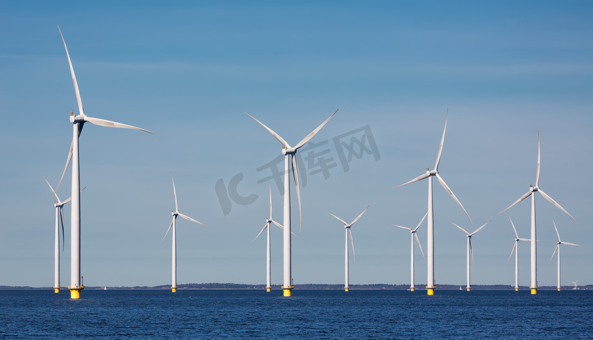 荷兰海岸附近海上电场风力涡轮机的遮蔽图片