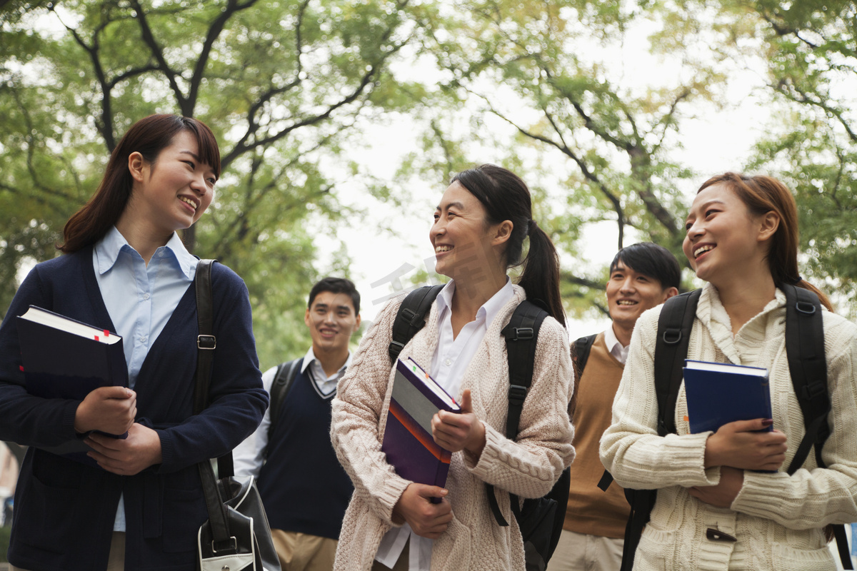 学生在校园内图片