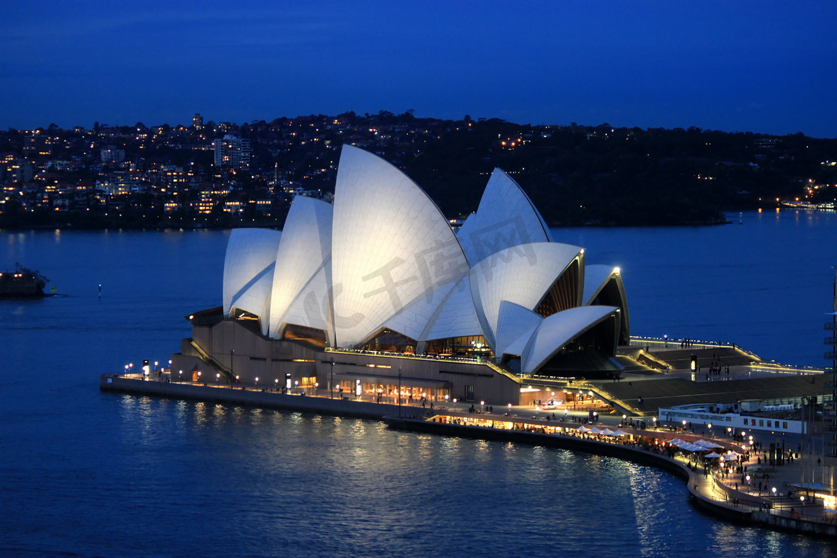 悉尼歌剧院在夕阳的光辉城市建筑图片